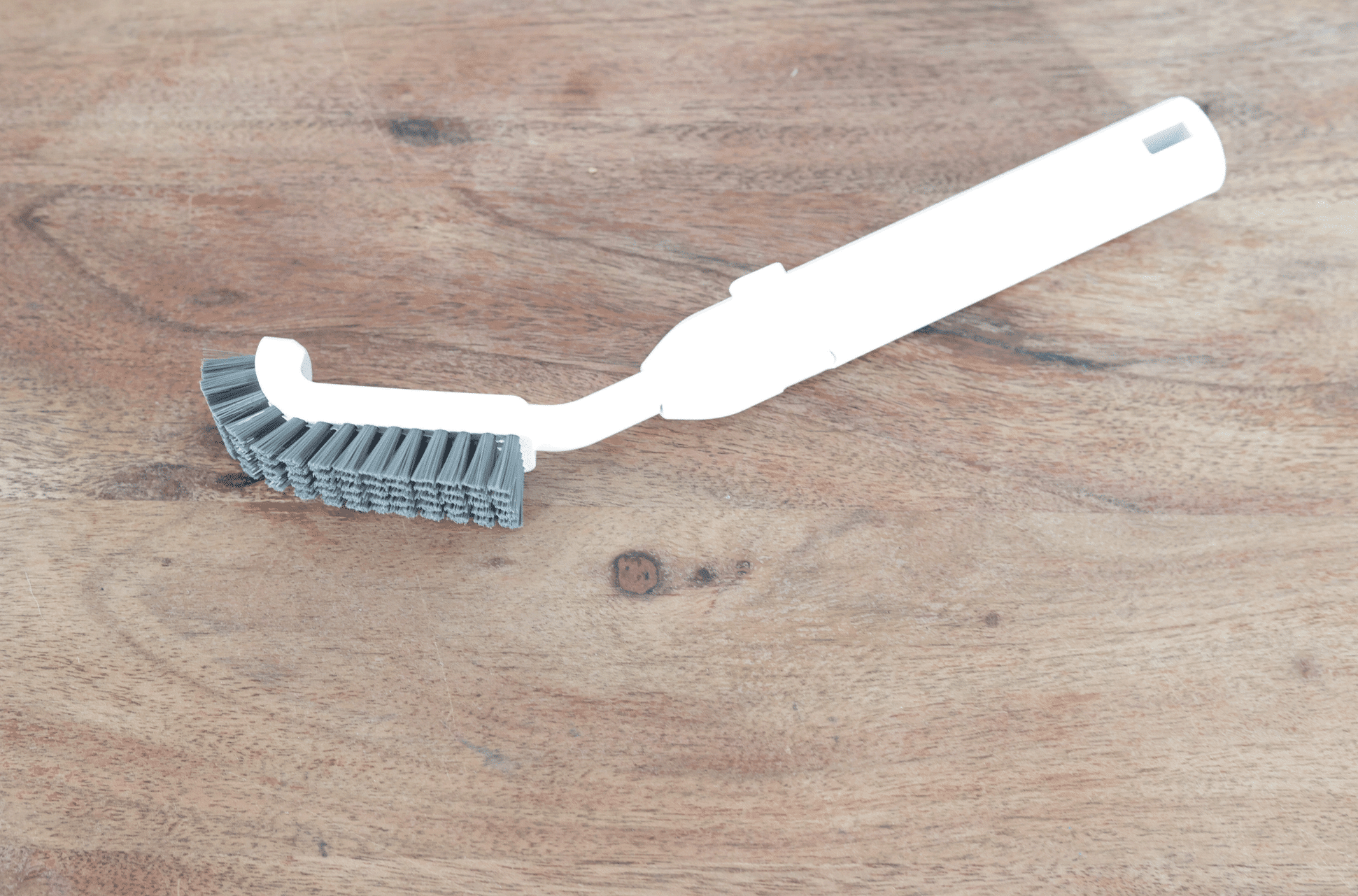 Die Reinigungsbürste des ECOVACS DEEBOT T20 OMNI liegt auf dem Tisch.